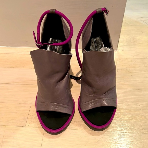 Balenciaga 26s Peep Toe Sandals 105 Genuine Leather